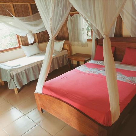 Onja Surf Camp Bed & Breakfast Mahambo Exterior photo