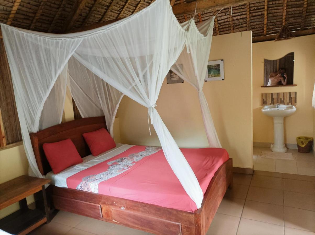 Onja Surf Camp Bed & Breakfast Mahambo Exterior photo